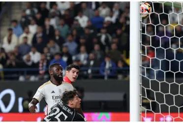 Kepa almost costed Real Madrid the game by conceding an crazy own goal in the 80th minute!