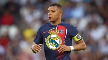 Kylian Mbappé sweating with a PSG jersey on and with the captain armband.