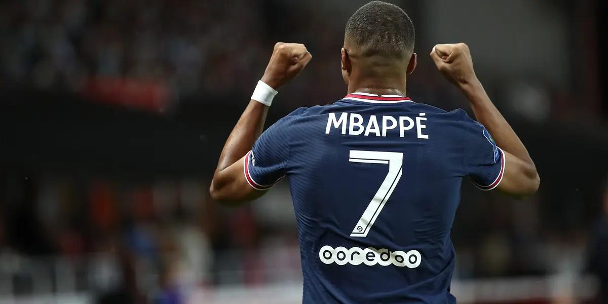Kylian Mbappé with the PSG jersey