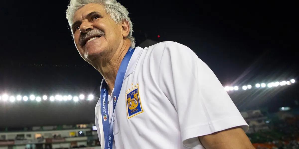 Las Águilas are still looking for a coach.