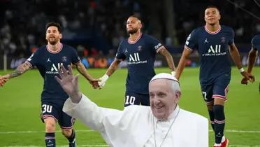 Lionel Messi, Neymar, and Kylian Mbappé hold hands while wearing the PSG kits and the Pope waves with a smile.