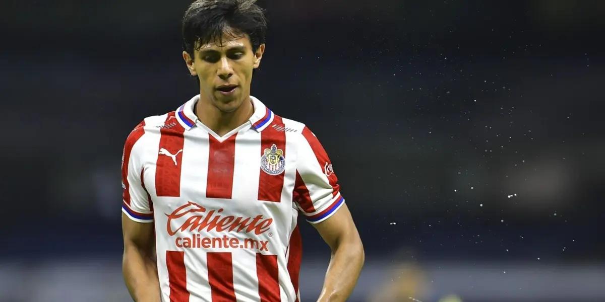 Macías has yet to prove if he has conditions to regain his spot in Chivas.