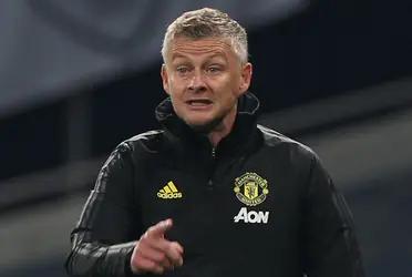 Manchester United are currently on a bad run of results despite having a large squad and plan to spend more. New manager or new signings what do they need?