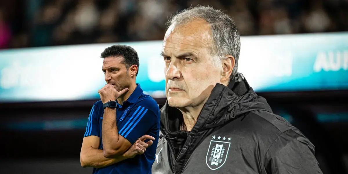 Marcelo Bielsa looks at the game with an Uruguay jacket and Lionel Scaloni has his hand on his chin.