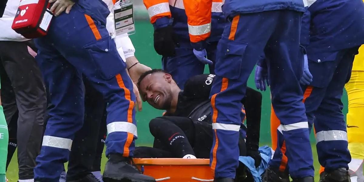 Neymar could not finish the match between PSG and Saint-Étienne, after being the victim of a sprained ankle on the 15th date of Ligue 1. There is still no official information on his condition.