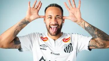 Neymar was received as what he is, a true star of world soccer during his presentation with Santos of Brazil at the Urbano Caldeira stadium