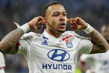 Olympique Lyon's Dutch striker lets the Spanish love him