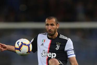 Paolo Maldini, Ryan Giggs, Francesco Totti are some of the players who played more than 20 years at one club