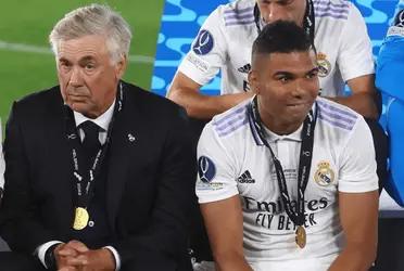 The Brazilian midfielder is in talks with Manchester United and that the deal could be official in the next few hours.