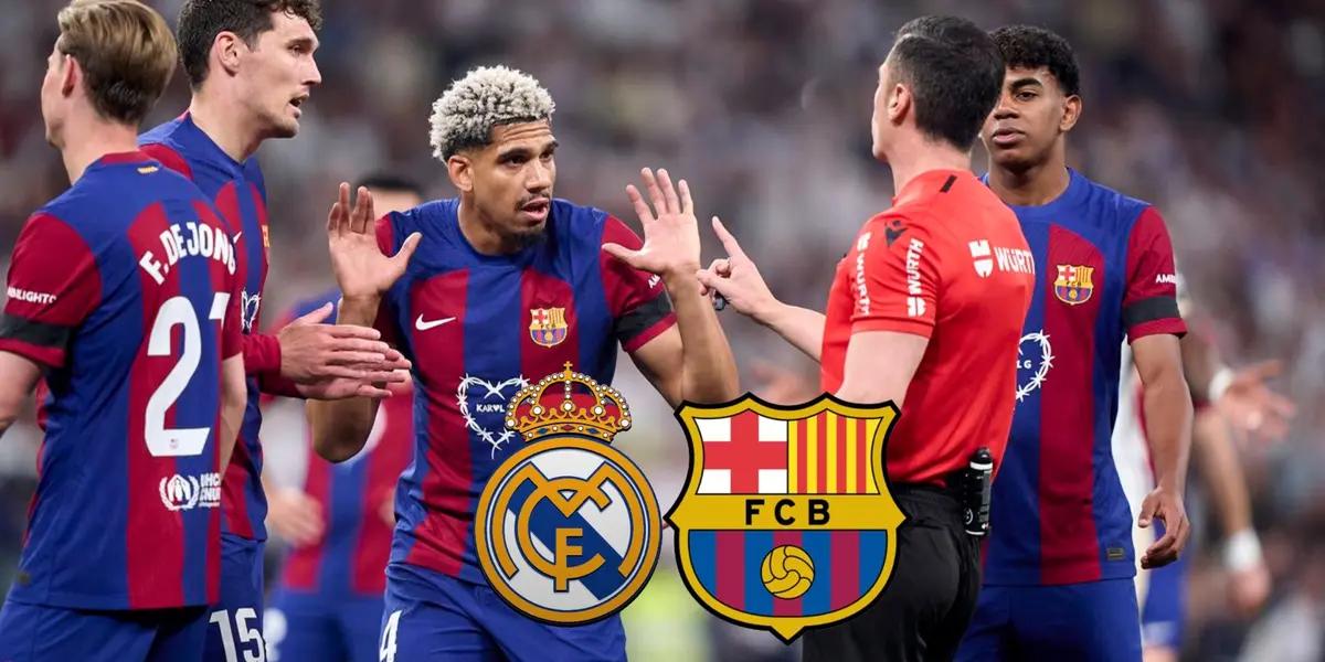 The FC Barcelona players argue with the referee in the match against Real Madrid.