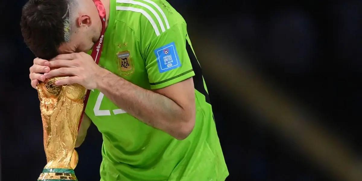 The goalkeeper of the Argentine National Team was a substitute on his return to England, and something else unexpected could happen to him this Wednesday.
