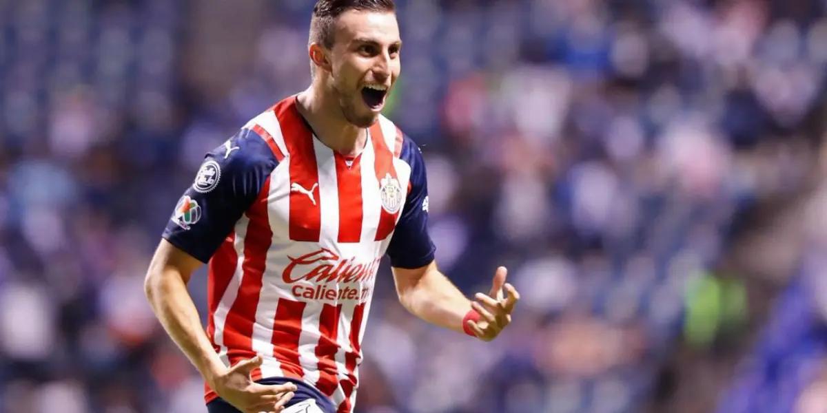 The left-back arrives as La Maquina's third reinforcement after Uriel Antuna and Christian Tabó.