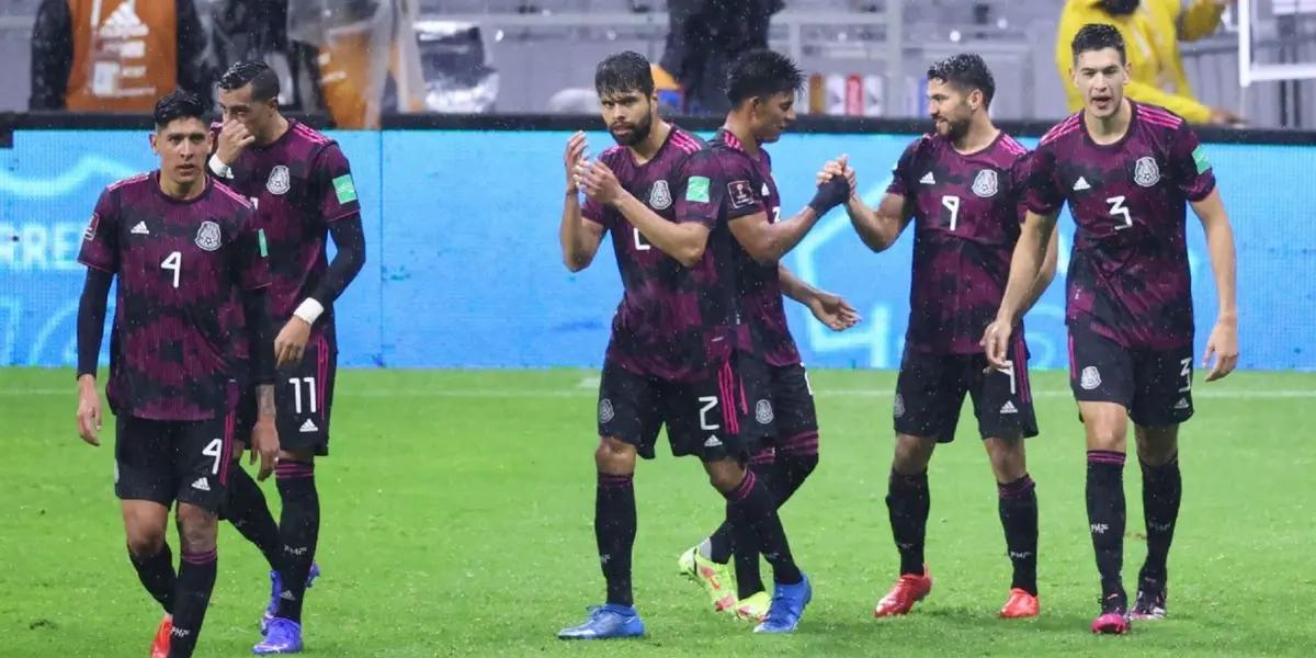 The Mexican national team celebrate a goal together at the Estadio Azteca.