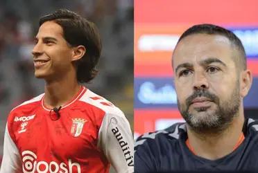 The Mexican soccer player is having a good time in Braga. However, he receives not very encouraging news from his coach.