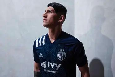 The Mexican striker attacks the fans because of a very strange reason about the recognition he gets.