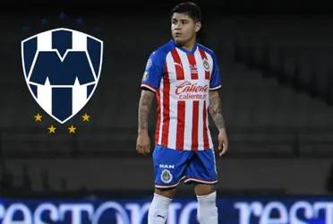 The offensive midfielder has been declared transferable for Chivas and Monterrey could sign him.