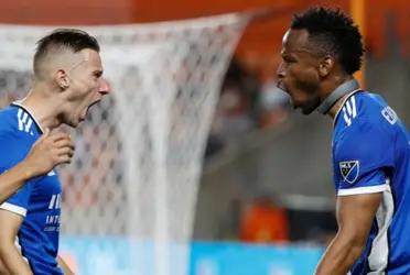 The San Jose 'Quakes star has been seen wearing a collar-like device around his neck.