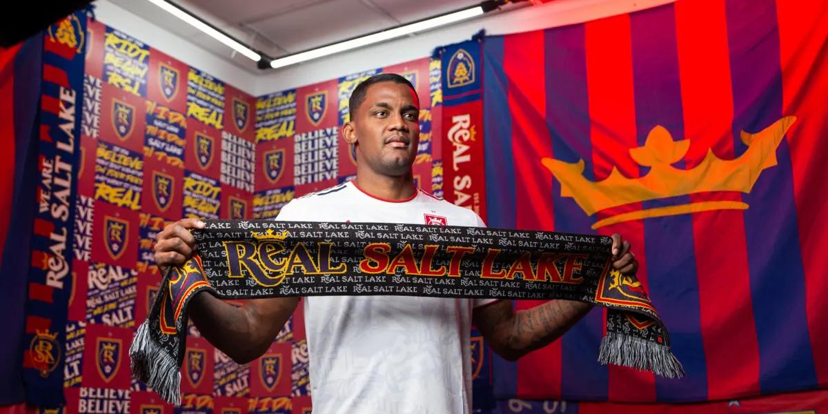 The Venezuelan striker arrives from F. C. Augsburg looking to relaunch his career.