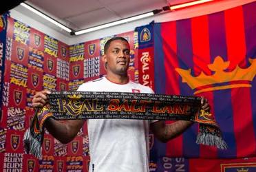 The Venezuelan striker arrives from F. C. Augsburg looking to relaunch his career.