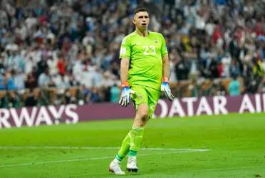 The world champion goalkeeper is in the crosshairs of the box where Cristian Romero plays