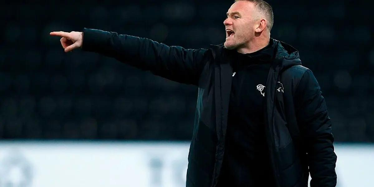 Wayne Rooney went to a hotel with several friends and several girls they had met. The ex of the Manchester United fell asleep in a chair and the photos are already viral.