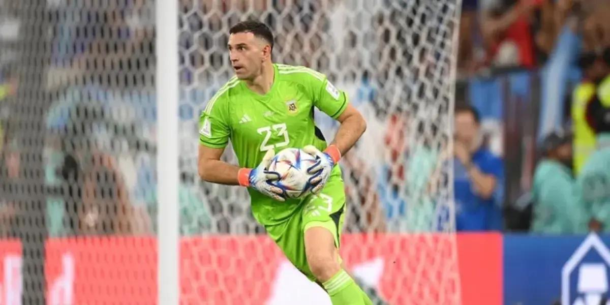 What Dibu Martinez did after receiving the trophy for the best goalkeeper of the World Cup 2022