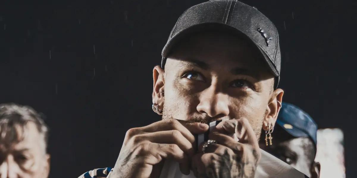 What was the price tag on Neymar's helicopter when he arrived at Santos for his first practice.