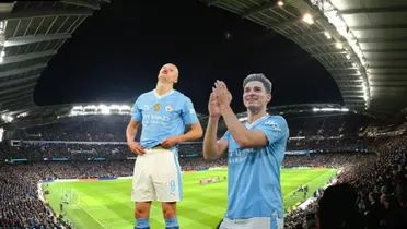 Erling Haaland frustrated while Julian Alvarez claps to the fans.