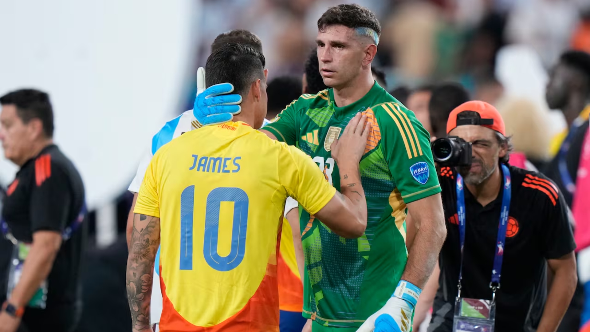 James Rodríguez's message to Dibu Martínez after scoring against him