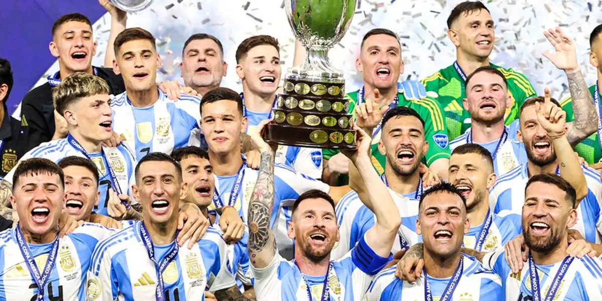 Lionel Messi and the rest of the Argentina national team celebrate with the Copa America trophy together. (Source: Messi Xtra X)