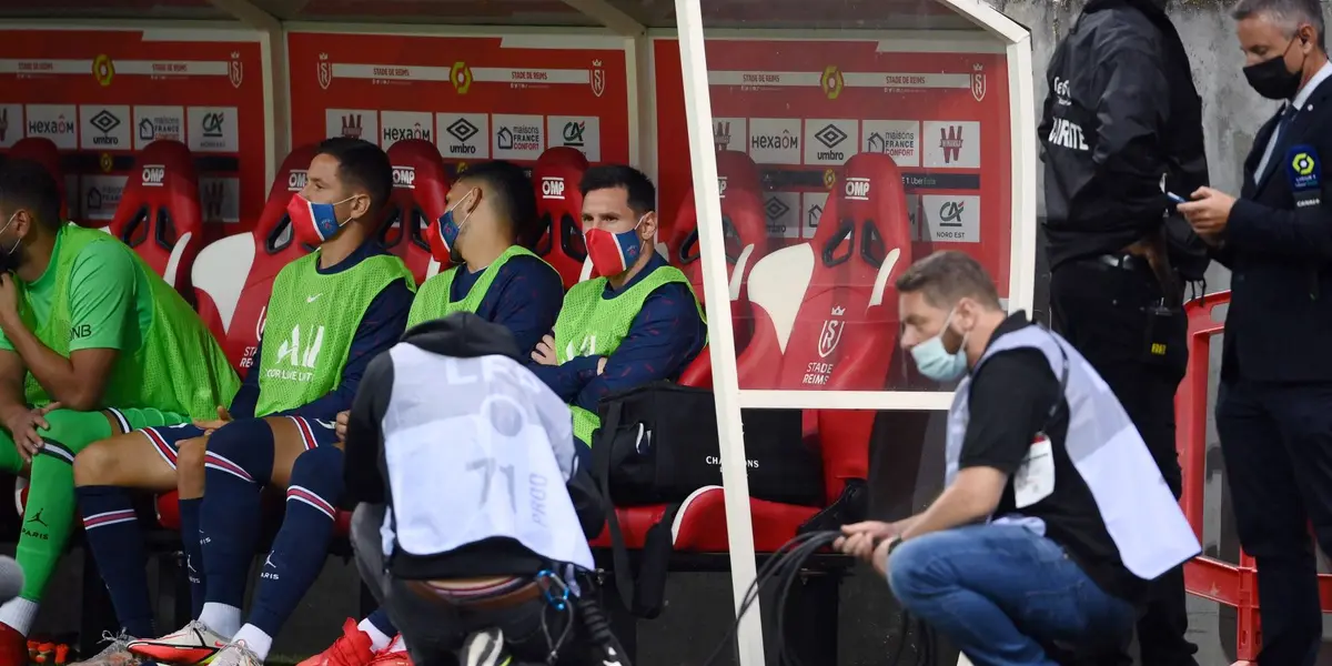 Lionel Messi was waiting anxiously on the PSG substitute bench, but he still enjoyed the actions of his teammates and was happy after Kylian Mbappé's goal.