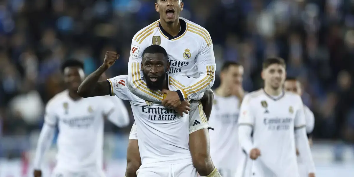 Real Madrid celebrates the victory in the Spanish League in the match against Deportivo Alavés at the Mendizorroza stadium in Vitoria-Gasteiz, Spain.